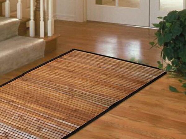 Tapete sobre suelo de madera listo para una secuencia corta