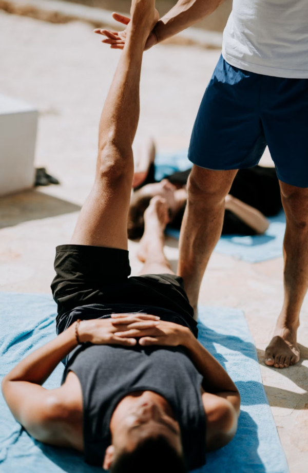Persona adulta en postura sencilla de yoga en casa, con luz suave